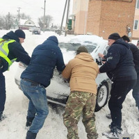 Ситуація на Шепетівщині: дороги засипані, водіям допомагають поліцейські та місцеві мешканці