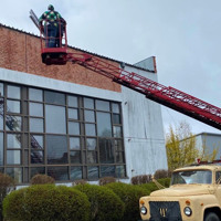 У Старокостянтинівському НВК замінили водостічну систему, що спричиняла підтоплення спортзалу