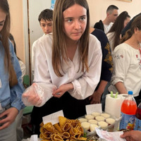 У Кінецьпільській гімназії на День вишиванки зібрали понад 24 тисячі гривень для військових