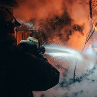 У Кременці поруч з багатоквартирними будинками трапилась пожежа