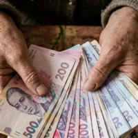 Шахраї поширюють фейкові повідомлення про доплати до пенсій: що варто знати