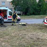 У Херсоні легковик врізався в електроопору: загинула жінка, серед травмованих — дитина
