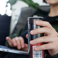 В Україні хочуть заборонити продаж енергетиків підліткам