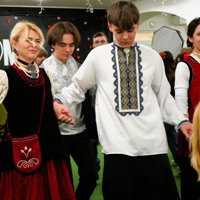 «Ми записуємо те, що не встигли записати у своїх бабусь»: як «Баба Єлька» повертає українцям пам'ять