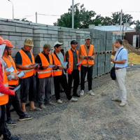 Зарплати до 200 тисяч і життя в чужих оселях. Хто їде працювати в тимчасово окуповану Волноваху
