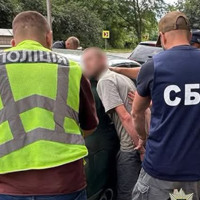 Жителя Старокостянтинова підозрюють у незаконному збуті зброї