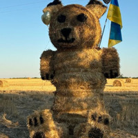 Неподалік Південноукраїнська зробили 4-метрового ведмедя із сіна – туди їдуть цілими родинами