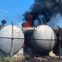 Ворожий дрон атакував територію агропідприємства у Петропавлівці: пошкоджено резервуари з пальним