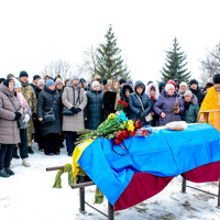 Захищав Україну від лютого ворога - у Черняхові провели в останню дорогу Віталія Новожицького