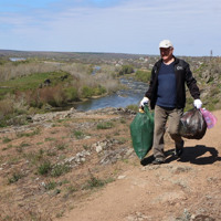 Від скла до стихійного звалища: як південноукраїнці у суботу прибирали схили Південного Бугу