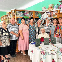 Онучки допомогли здійснити мрію: жителька Слободи презентувала свою першу поетичну збірку