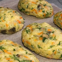 Готуємо сьогодні: картопляні биточки з грибами в духовці