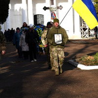 У НІЖИНІ ПОПРОЩАЛИСЯ ІЗ ЗАГИБЛИМ ЗАХИСНИКОМ СЕРГІЄМ САМОТКАНОМ