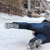 Травмувалися через неприбраний сніг або лід: як діяти та хто відповідає