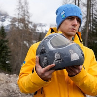 Шолом із зображенням Максима Галінічева із Шостки став символом незламності на Олімпіаді-2026