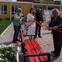 У Барському педагогічному коледжі відкрили «Червону лавку» з QR-кодами допомоги для молоді