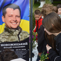 Вшанували пам'ять про Героя-земляка: у Черняхові відкрили банер на честь воїна Віталія Новожицького