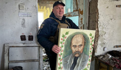 Остання збережена цінність. В Оріхові евакуювали картину Шевченка зі зруйнованого будинку