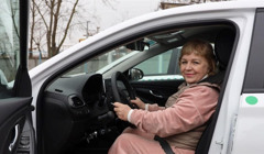 В Одесі жінка з інвалідністю вперше здала іспит на водійські права. Чим вона відома?