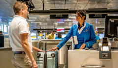 Лише одна річ врятує вас в аеропорту. Але туристи часто забувають про неї — що це?