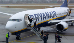 Ryanair заборонила здавати в багаж «розумні валізи». Що варто знати та які нові вимоги для пасажирів