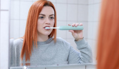 Як правильно користуватися електричною зубною щіткою: головні тонкощі