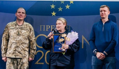 Допомогла сотням переселенцям. Премію Woman 2023 отримала рятувальниця з Херсону