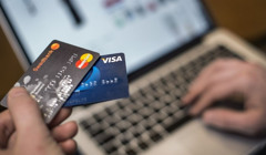 Одна кнопка – мінус 10% бюджету. Як туристам не переплачувати за кордоном, розраховуючись карткою