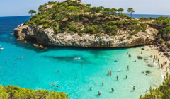 "Найінстаграмніший" пляж Майорки Caló des Moro хочуть закрити через туристів. Що сталось?