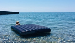 Що робити, якщо вас на матраці винесло в море?