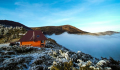 У Карпатах підготували притулок для туристів біля Петроса. Тут тепло, дрова і захист від негоди