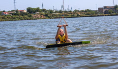 Що таке вейкбординг і як навчитись літати над водою