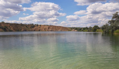 Коларовський кар’єр: скелястий берег і бірюзова вода – де він і чи варто їхати