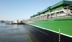 В Ізмаїлі спустили на воду найбільшу баржу в історії незалежності: фото