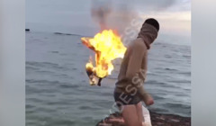 Опасные игры с огнем: в Одессе мужчины поджигали себя и прыгали в море – видео