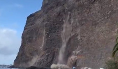 На Канарах скала обрушилась прямо в океан: шокирующее видео очевидцев