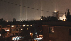 В небе над морем зависли световые столбы: что это за явление?