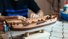 Точні копії історичних кораблів на кухні. Нестандартне хобі пенсіонера з Скадовська