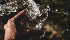 Можно ли пить морскую воду: объяснение врача и когда все же она может быть полезна