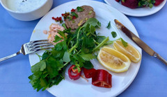 Як харчуватися на all-inclusivе і не нашкодити собі: поради дієтологині