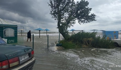 Бердянський пляж змило море. У воді опинилися і найближчі до пляжу торгові точки