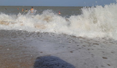 В Бердянске шторм: море на косе стало грязным, но теплым. Видео