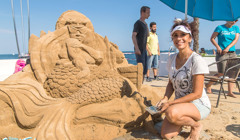 Люди дивуються, що доросла жінка ходить із дитячою лопаткою. Одеситка створює скульптури з піску