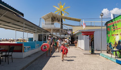 Темні тканини захищають краще. Як рятуватись від спеки на пляжі