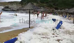 Пляжи Греции покрылись пеной: видео