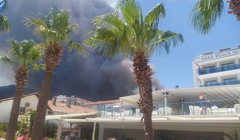 Диму так багато, що сонця не видно. Українські туристи про пожежу в Туреччині