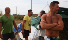 Борщ, холодильник, матраци. Фоторепортаж з стихійного кемпінгу у Залізному Порті