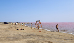 Рожевий колір води і нові фотозони: відпочинок на Лемурійському озері