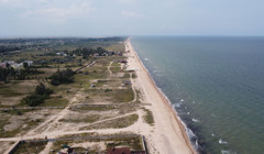 Стрелковое с дрона: бурное море, мало людей, горячий источник