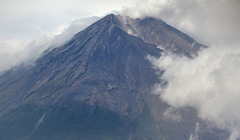 Виверження вулкану в Індонезії: загинуло 34 людини, українців серед постраждалих немає